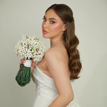 مسكة إيليانا بتصميم زهور بيضاء ناعمة