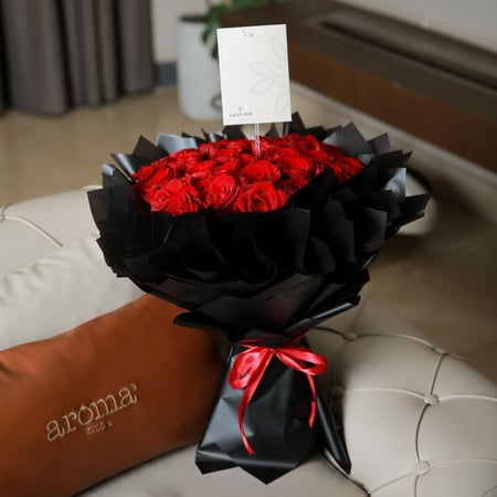 ورود حمراء طبيعية في تنسيق أنيق ومميز