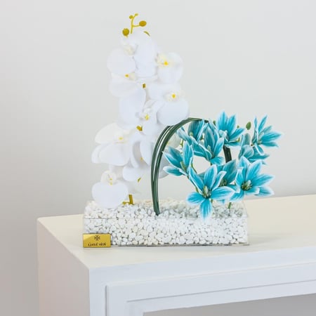 تنسيق أكريلك بزهور الأوركيد البيضاء والزهور السماوية