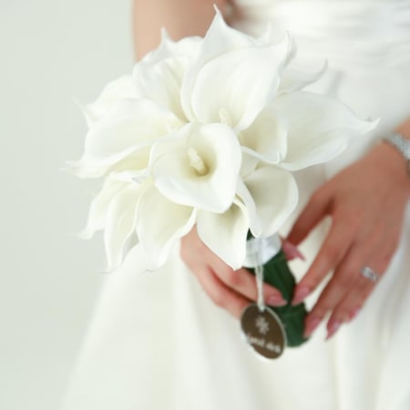 مسكة عروس رائعة من الزهور البيضاء الصناعية المثالية للعروس