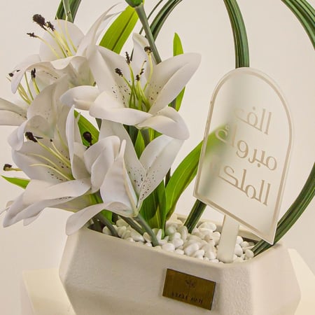 فازة زهور صناعية بيضاء للمناسبات