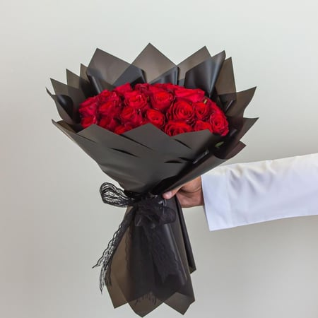 باقة شغف تنسيق ورود حمراء بتغليف أسود أنيق