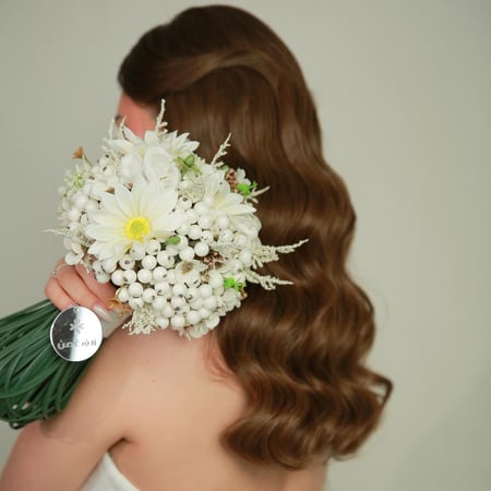 مسكة عروس إيليانا بزهور ناصعة البياض