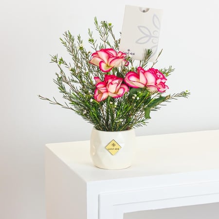 فازة ورد الأناقة بألوان وردية