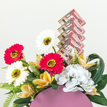 تنسيق فازة ملونة بزهور حمراء وبيضاء للمناسبات