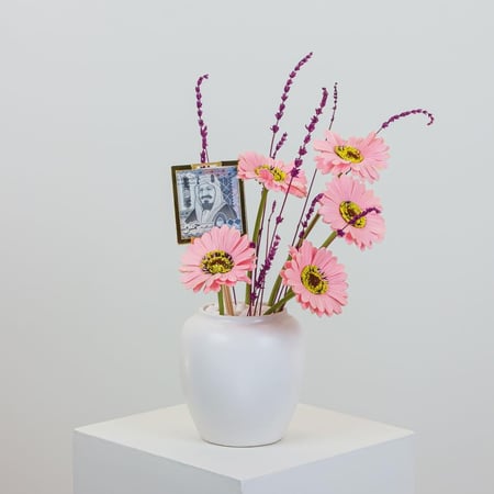 فازة زهور صناعية وردية هدية مثالية للمولودة