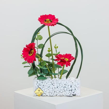 اكريلك فيراليا مع زهور الجربيرا الحمراء الداكنة وأحجار بيضاء