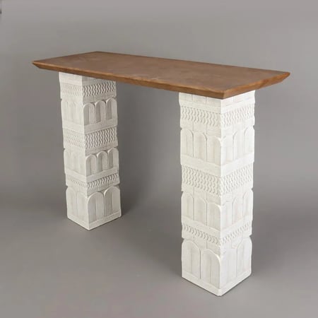 كونسول بروج بتصميم فني راقٍ يجمع بين سطح خشبي دافئ وقواعد منحوتة بتفاصيل معمارية مميزة