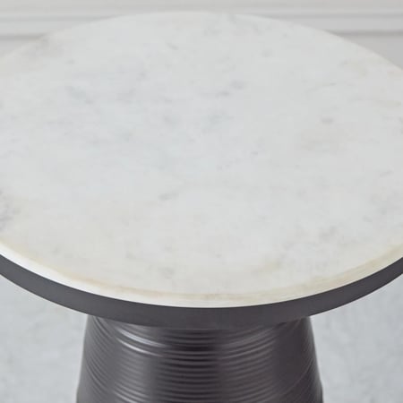 طاولة جانبية بسطح من الرخام الأصلي بقاعدة معدنية لون اسود - إدوين