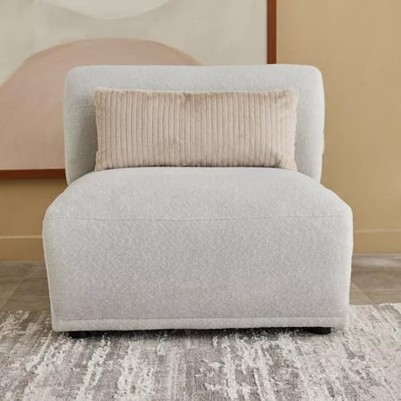 كرسي ميريلّا قماش لون كريمي دون مساند ذراعين مسند ظهر قابل للتعديل مع وسادة بارجل بلاستيك متين