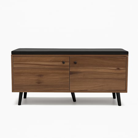 مقعد خشبي أنيق بوسادة سوداء ودواليب تخزين عملية.