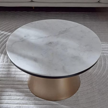 طاولة قهوة إدوين بسطح رخام  و قاعدة معدن ذهبي مقاس 80x80x41 سم