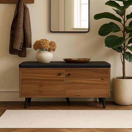 مقعد خشبي أنيق بوسادة سوداء ودواليب تخزين عملية.