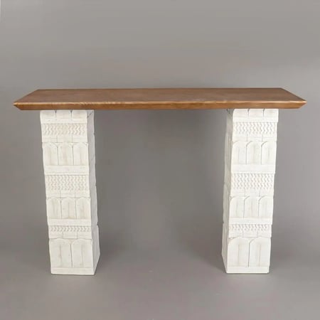 كونسول بروج بتصميم فني راقٍ يجمع بين سطح خشبي دافئ وقواعد منحوتة بتفاصيل معمارية مميزة