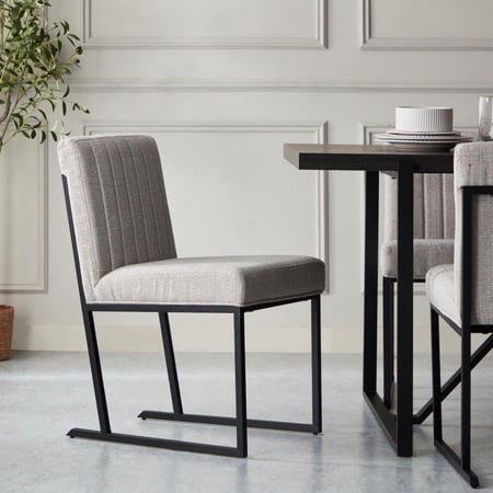 طقم طاولة سفرة بتصميم U خشب هندسي  بيج مع 8 كراسي قماش رمادي بارجل معدن اسود وخزانة جانبية 3 أبواب و 3 ادراج - من لونفيرا