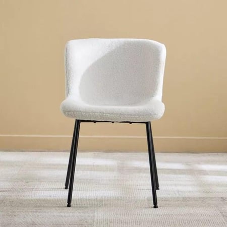 طقم طاولة سفرة مستديرة حجر ملبد 2 كراسي قماش بوكيلة ابيض بأرجل معدن اسود - من ميرلايا