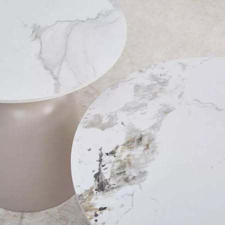 طقم  طاولة قهوة زيلڤيسّا 5 قطع سطح الحجر الملبد بقاعدة معدن ابيض