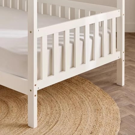 سرير أطفال مع سياج فردي خشب ابيض مصمم علي شكل منزل - من فانيلا