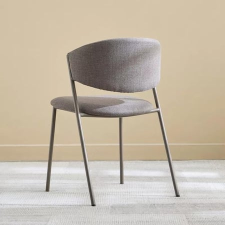 طقم طاولة سفرة مستديرة حجر ملبد بقاعدة معدن اسود مع مقعدين قماش رمادي بهيكل معدن - من كورزانا