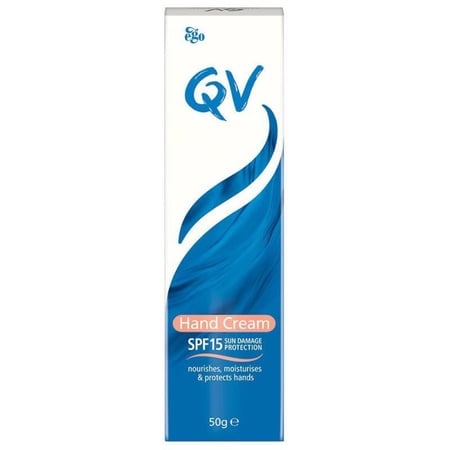QV  كريم اليدين المرطب مع واقي شمس SPF15 – 50 جم | حماية وترطيب طوال اليوم