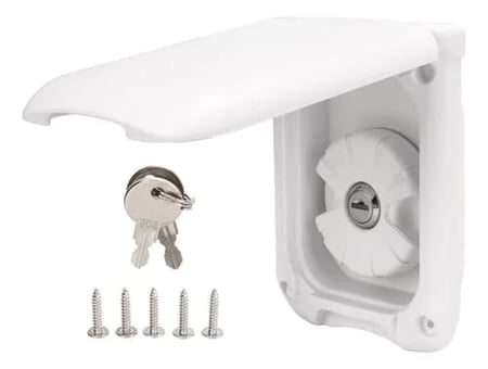 مدخل ماء مزود بغطاء