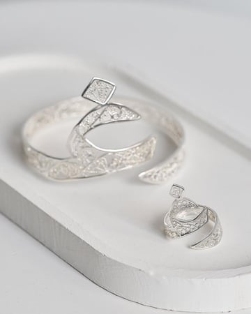 اسواره بتصميم الخط العربي مطلي بالذهب