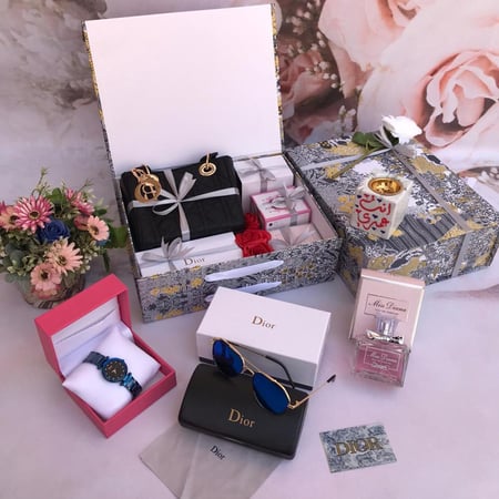 ديور نسائي أصلي مناسب للهدايا والتقديم الفاخر