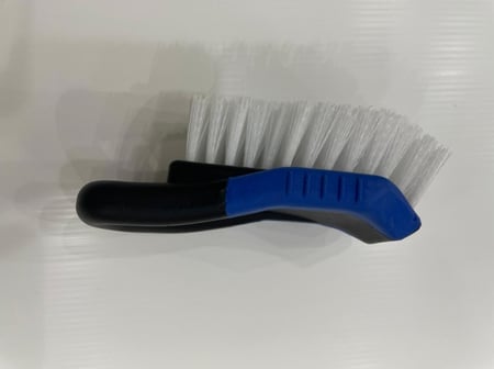 فرشة تنظيف الكفرات لتنظيف فعال وآمن للكفرات والعجلات دون خدوش