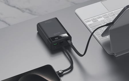 إي ون باور بنك  GLANT سعة 20000mAh  بقوة 45 واط مع كيبل مدمج وقوة 45 واط - أسود