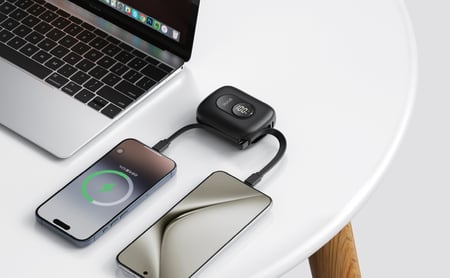 إي ون باور بنك  Tiny سعة 10000mAh  بقوة 22.5 واط شاشة ديجيتال وكيابل مدمجة - أسود