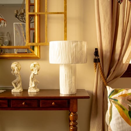 مصباح طاولة باللون الأبيض