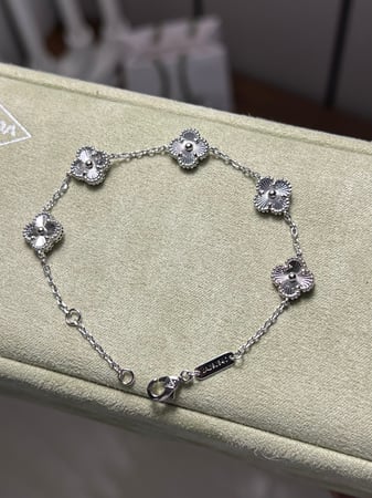 اسوارة Van cleef فضي