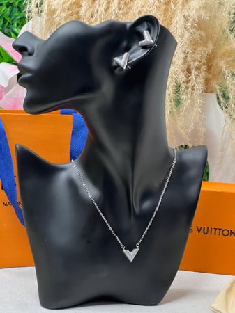 سلسال LOUIS VUITTON ذهبي