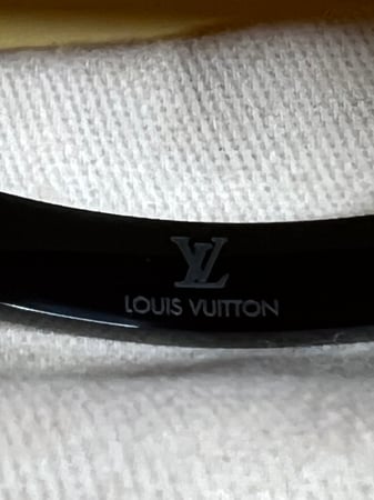 إسوارة LOUIS VUITTON جلد ومعدن ذهبي