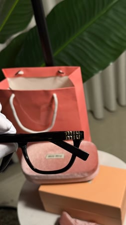 نظارة miu miu أطار اسود عدسة شفاف