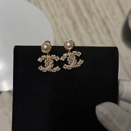 حلق CHANEL ذهبي