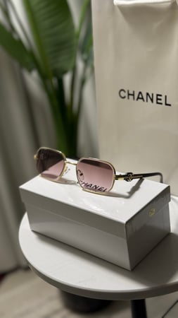 نظارة CHANEL عدسة وردي مدرج