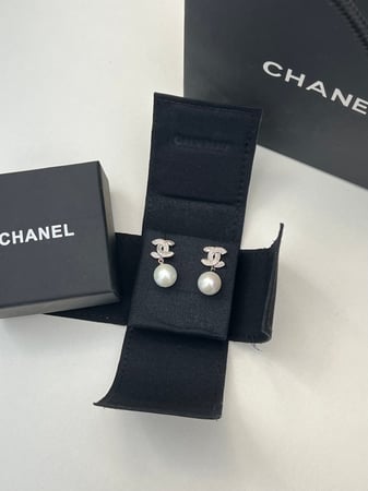 حلق CHANEL فضي