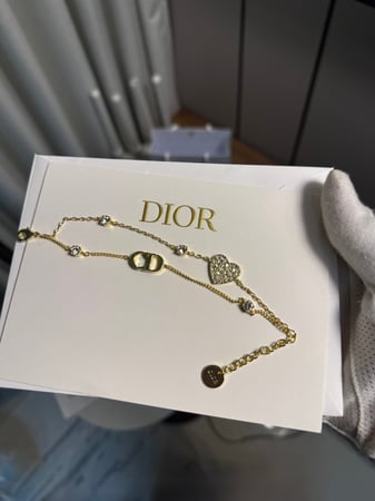 اسوارة  Dior ذهبي