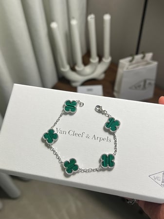 إسوارة Van cleef فضي - أخظر
