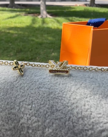 إسوارة LOUIS VUITTON معدن ذهبي