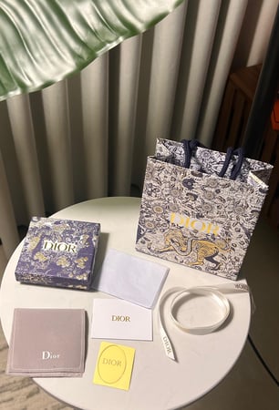 حلق Dior ذهبي حروف
