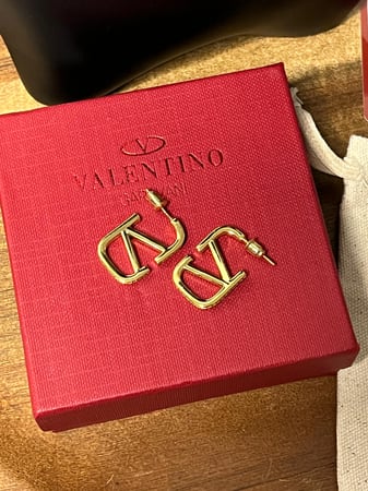 حلق VALENTINO ذهبي