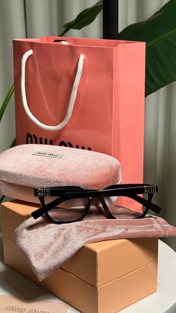 نظارة miu miu أطار اسود عدسة شفاف