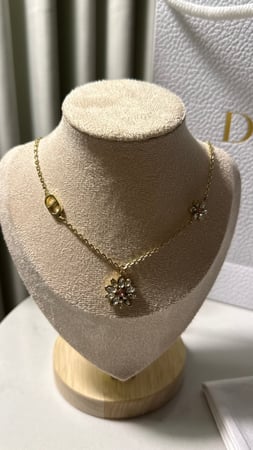 سلسال Dior الزهرة