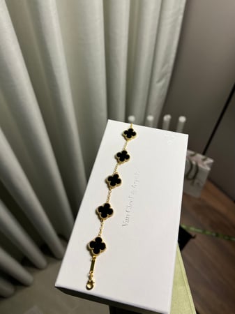 إسوارة Van cleef ذهبي -اسود