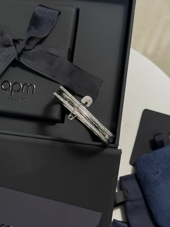 إسوارة المشبك apm ( مكس -فضي )