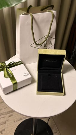 طقم van cleef  ذهبي - صدفي