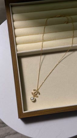 سلسال CHANEL ( فضي - ذهبي ) بلؤلؤ