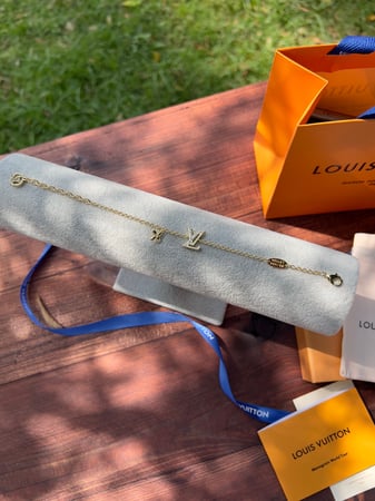 إسوارة LOUIS VUITTON معدن ذهبي